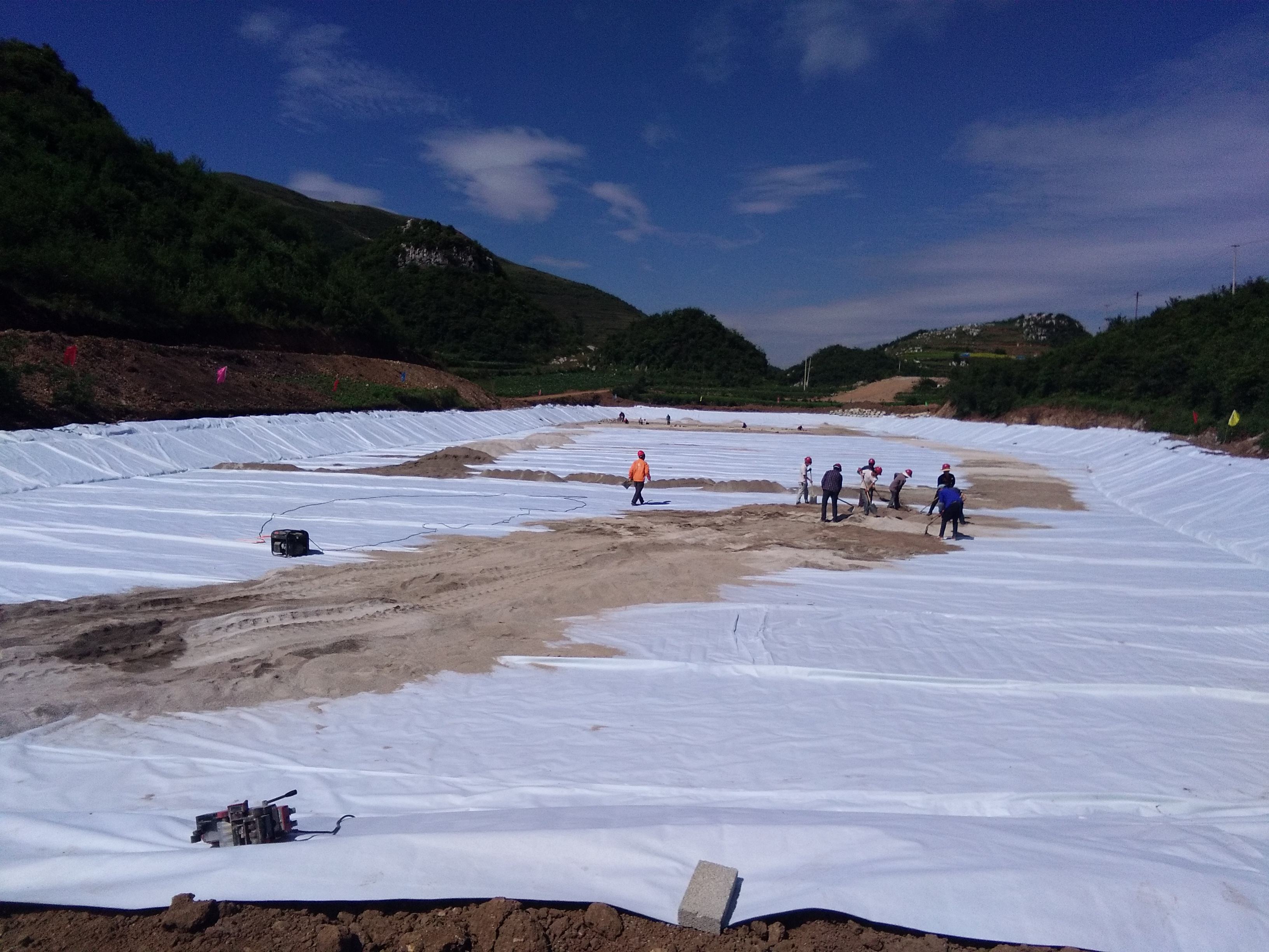 山谷型垃圾填埋場防滲土工膜規(guī)格應(yīng)如何設(shè)計？